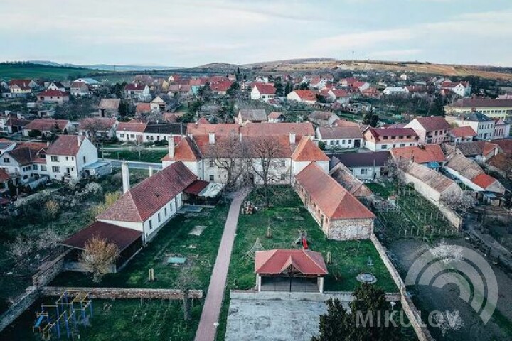 Historia tutejszego uzdrowiska jest datowana na rok 1362. Siarkowe wody mineralne leczyły szereg dolegliwości, na przykład reumatyzm, dermatologiczne i neurologiczne choroby. Okres rozkwitu zapoczątkował w 1669 roku Ferdynand Dietrichstein, który zakupił praktycznie pusty dom z leczniczym źródłem i przekształcił go na pierwsze uzdrowisko. W roku 1782 Karol Maksymilian Dietrichstein postanowił budynek wyburzyć, a na jego miejscu postawił nowocześnie wyposażony kompleks uzdrowiskowy w stylu barokowym. Każdego roku uzdrowisko odwiedziło aż 1000 gości z Moraw i Dolnej Austrii. Krótko po zakończeniu drugiej wojny światowej kompleks uzdrowiskowy został zamknięty. Jednakże źródło w Sedlcu koło Mikulowa nadal pozostaje cennym darem przyrody, a uzdrowisko ciągle czeka na nowego założyciela.