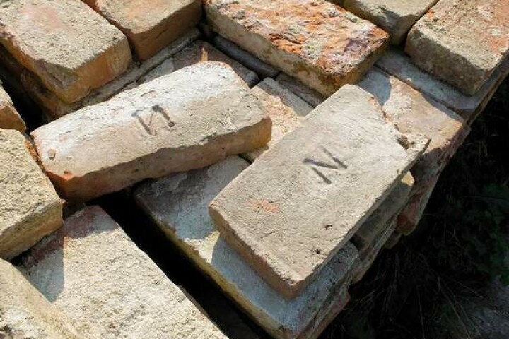Baroque bricks taken out of the loosened structures of the bridge were reused in its restoration. They are marked with the letter N (Nicolsburg).