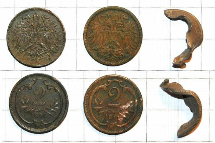 Historyczne monety wykopane na moście