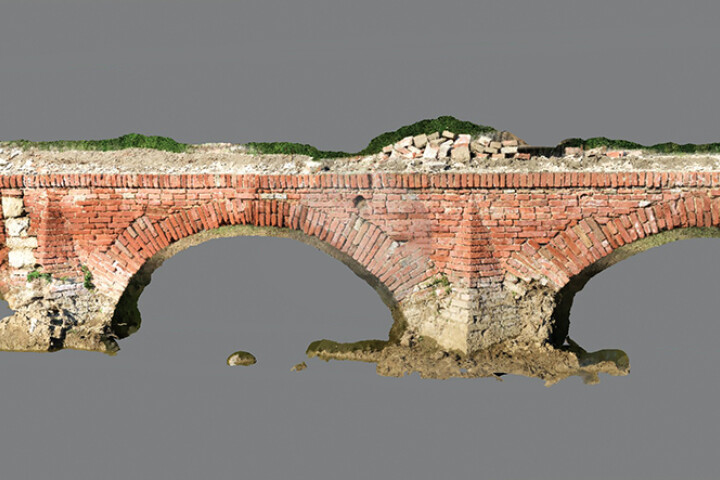 Na obrázku je zachycen výřez z celkového 3D modelu mostu za pomoci laserového skenování mostu provedeného v rámci archeologického průzkumu v roce 2019. Skenování bylo prováděno z důvodu zmapování rozsahu dochování původních konstrukcí mostu. Na prvním oblouku zleva je viditelná dodatečná úprava mostu dozděním klenby po původním dřevěném padacím mostu. Zdroj: Ing. Miloš Tejkal