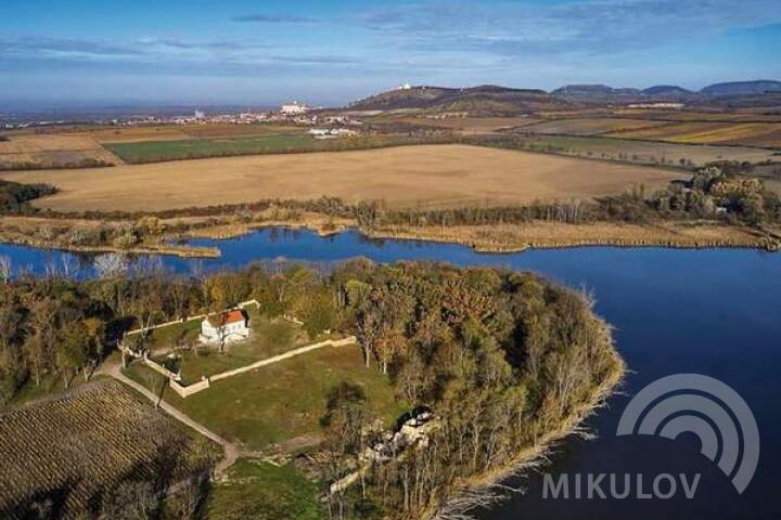 Pohled na letohrádek Portz Insel u Nového rybníka