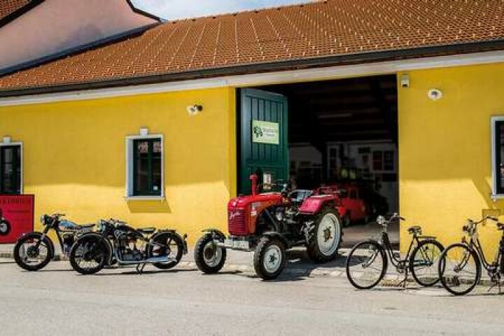 "Traktorium" – Traktor-Hof, eine sehenswerte Traktor-Sammlung, die von Motorrädern, Rollern, Fahrrädern und sonstigen landwirtschaftlichen Gerätschaften ergänzt wird. Auf Anfrage bietet das Museum kommentierte Führungen durch das Traktorium, aber auch Besichtigungstouren durch die nähere Umgebung mit dem Traktor an.