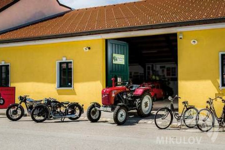 „Traktorium“ – traktorový dvůr. Jde o sbírku traktorů, kterou stojí za to vidět. Doplňují ji motocykly, skútry, jízdní kola a různé zemědělské vybavení. Na vyžádání jsou možné prohlídky s průvodcem nebo také vyhlídkové okruhy po okolí.