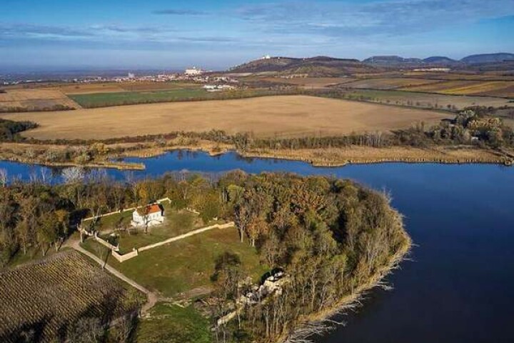 Widok na letni pałac Portz Insel koło stawu Nowy (rybník Nový).