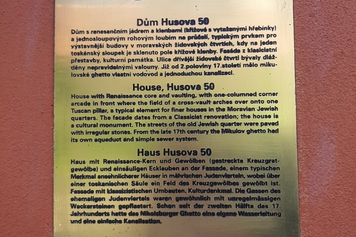 Dům Husova 50 - deska