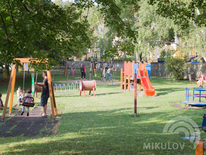 Kinderspielplatz - Nová