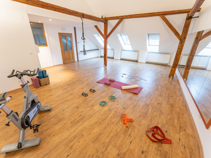 V našich prostorách probíhají lekce jógy, spinningu, silová a kondiční cvičení a také různá školení